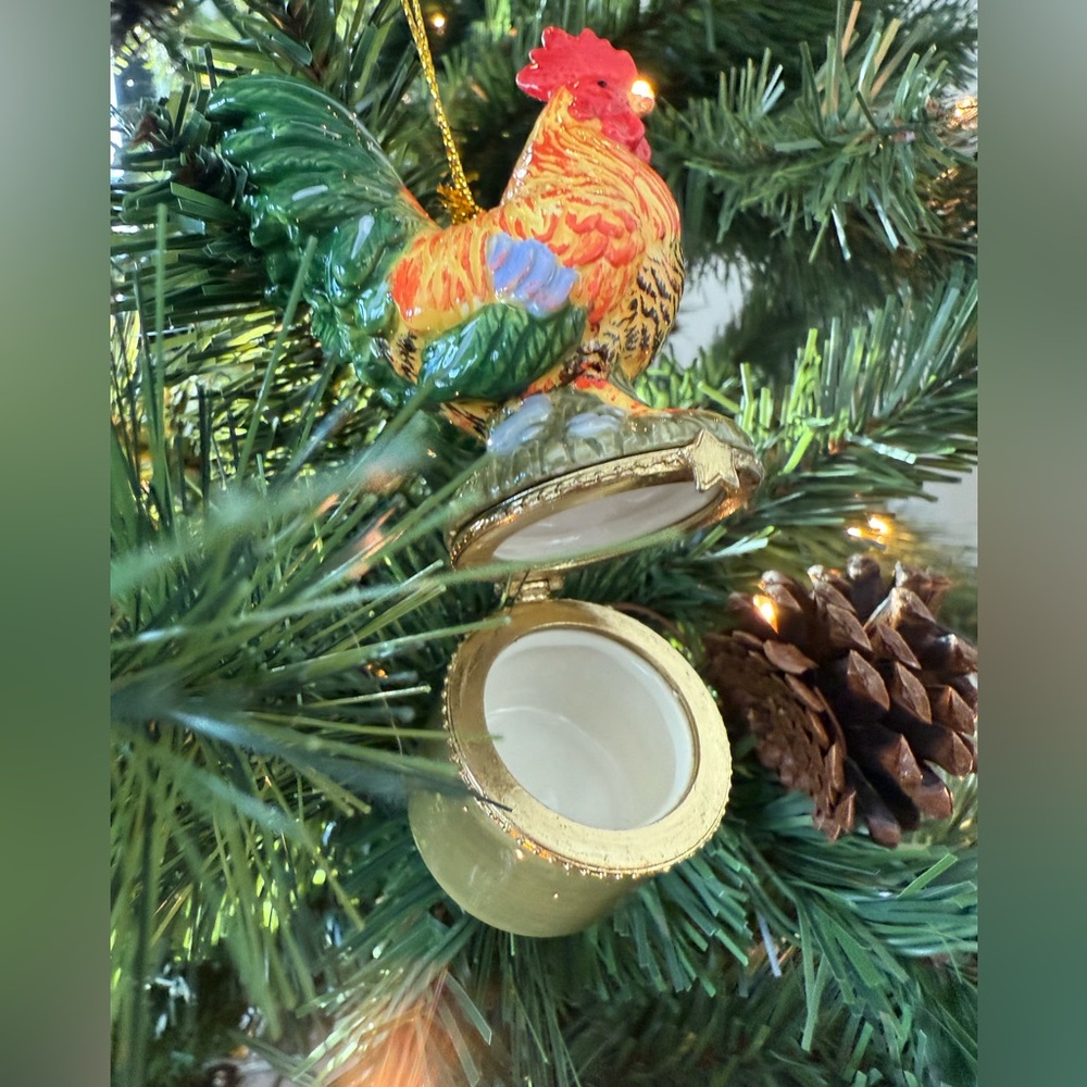 Porcelain Rooster hidden treasure hinged trinket box ornament - Picture 5 of 5
